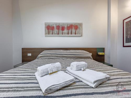 a bedroom with a bed with towels on it at Outdoor Apt - Free Park - Bike Shuttle 3min in Finale Ligure