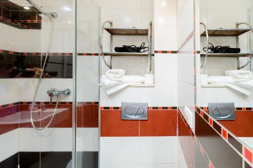 a bathroom with a shower and sinks and towels at NaNoc - noclegi obok lubelskich szpitali i centrum Lublina in Lublin
