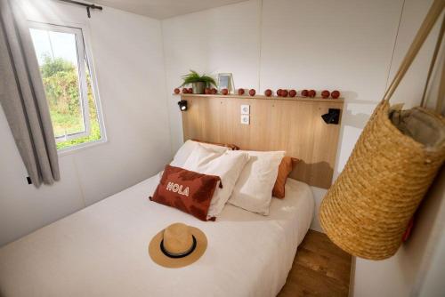 Postel nebo postele na pokoji v ubytování Camping Le Clos Des Pins
