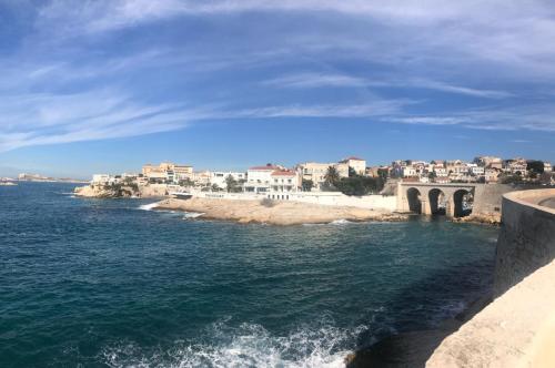 une vue sur une étendue d'eau avec un pont dans l'établissement Appartement Marseille Malmousque et Mer, à Marseille
