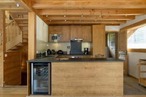 - une cuisine avec une grande île dans une cabine dans l'établissement Family Chalet 5 bdr 5 bath Games Room Jacuzzi, aux Houches