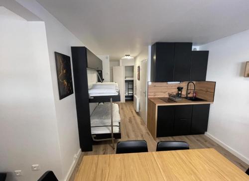 Cette petite chambre comprend une table et un lit. dans l'établissement Appartement Montagne Randonnées centre la Foux d'Allos - Eté & Hiver, à Allos