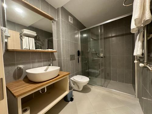 Koupelna v ubytování Roys Hotel & Suites