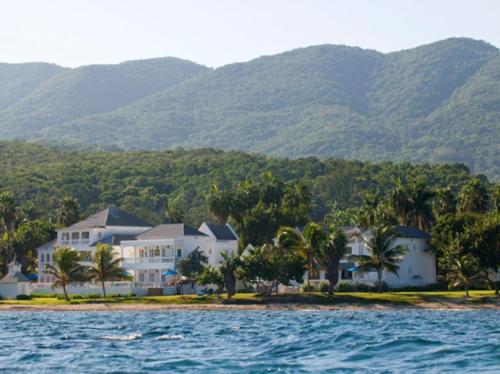 une vue d'un complexe hôtelier depuis l'eau dans l'établissement Lux Villa Italy, à Paris