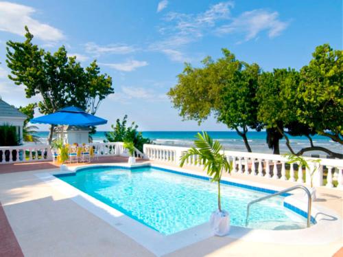 une piscine avec la plage en arrière-plan dans l'établissement Lux Villa Italy, à Paris