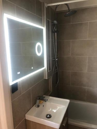 une salle de bain avec un lavabo blanc et une douche dans l'établissement 2 Pièces 4 personnes à 100 m de la plage, à Saint Cyprien Plage