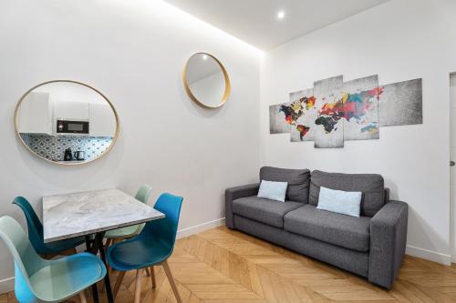 un salon avec un canapé, une table et un miroir dans l'établissement Nice Renting - VERDUN - Designer Cocoon Massena Calm Air Conditioning, à Nice
