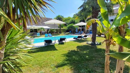 La Girouardière في لا فليش: مسبح مع كراسي ومظلات في ساحة