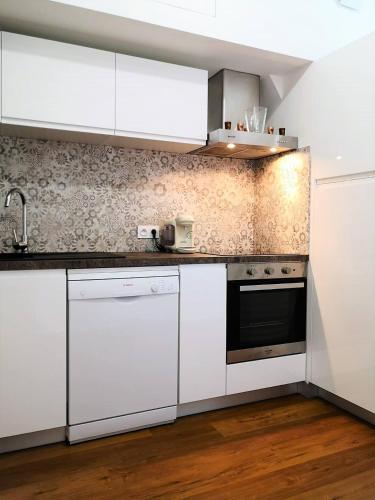 La cuisine est équipée de placards blancs et d'un lave-vaisselle. dans l'établissement 19 av gambetta, à Millau
