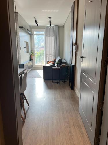 Ένα ή περισσότερα κρεβάτια σε δωμάτιο στο Apartamento Novo em Gramado perto da Rua Coberta