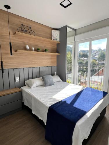 Ένα ή περισσότερα κρεβάτια σε δωμάτιο στο Apartamento Novo em Gramado perto da Rua Coberta