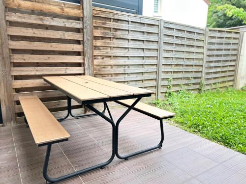 Fotografie z fotogalerie ubytování LE DUPLEX CHESSY - 15min From Disneyland - 2 Private Parkings - Garden - KingSize & QueenSize Bed - SuperMarket behind the house v destinaci Chessy