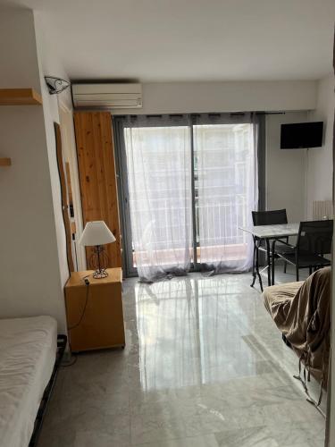 - un salon avec un lit et une table dans l'établissement Studio center - close to beaches, à Antibes