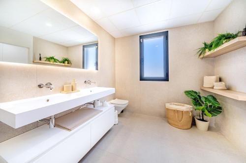 Fabulous modern sea view bliss