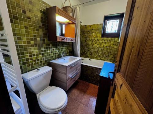 une salle de bain avec toilettes et lavabo dans l'établissement Appartement 2 ch, ski au pied, balcon-terrasse - FR-1-437-44, à La Clusaz