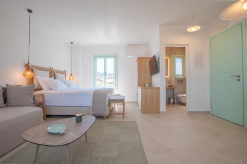 Postel nebo postele na pokoji v ubytování Kimolos Vibes Suites