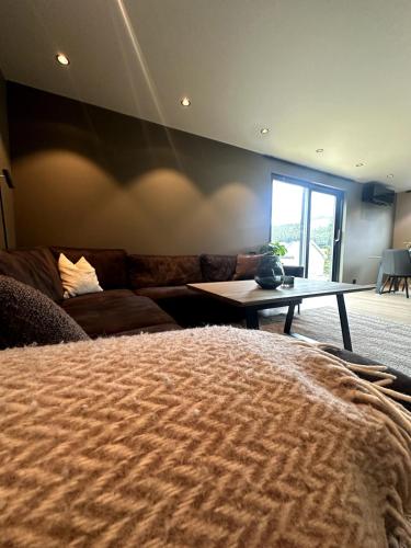 un soggiorno con un divano e un tavolo di Lofoten Luxe Retreat a Leknes