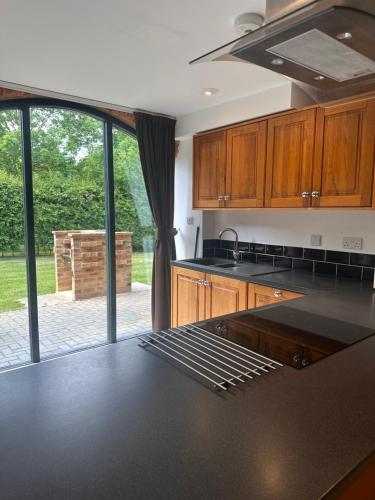 Кухня или мини-кухня в Rats Retreat at Tove Valley Cottages
