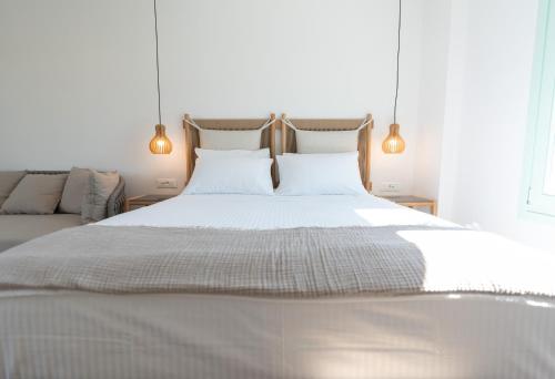 Postel nebo postele na pokoji v ubytování Kimolos Vibes Suites