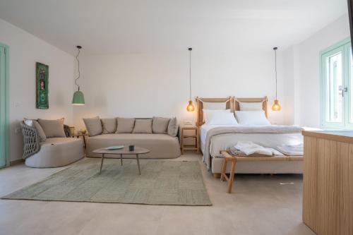 Postel nebo postele na pokoji v ubytování Kimolos Vibes Suites