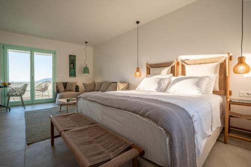 Postel nebo postele na pokoji v ubytování Kimolos Vibes Suites