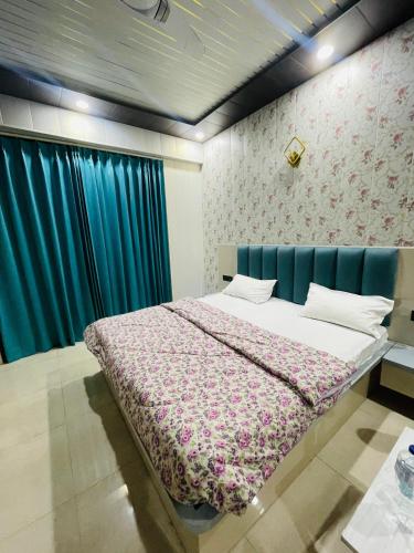 Ένα ή περισσότερα κρεβάτια σε δωμάτιο στο Regal Stay