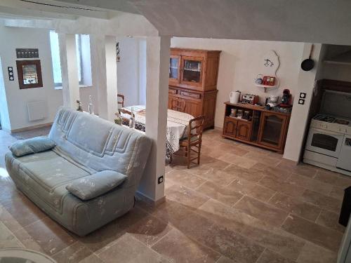 un salon avec un canapé et une cuisine dans l'établissement les noisetiers de verinas, à Rochechouart