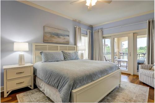 a bedroom with a bed and a couch at 407 Main Sail in Hilton Head Island
