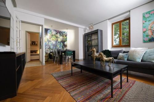 un salon avec un canapé et une table dans l'établissement Central Chamonix - Quiet & Parking 5px Apartment, à Chamonix-Mont-Blanc