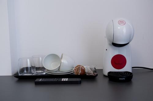a blender and some glasses on a table at Cozy House in Piatra Neamţ