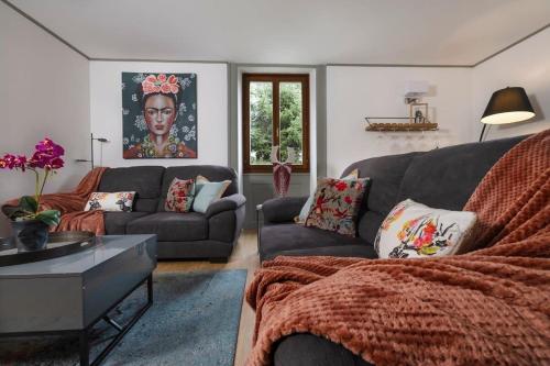 un salon avec un canapé et une table dans l'établissement Central Chamonix - Quiet & Parking 6 px Apartment, à Chamonix-Mont-Blanc