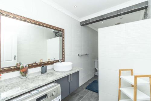 Ένα μπάνιο στο Charming 2-Bedroom in Joburg
