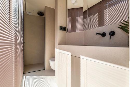 une salle de bain avec toilettes et lavabo dans l'établissement Les Terrasses de l Arc, à Paris