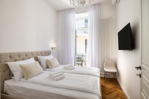 Ένα ή περισσότερα κρεβάτια σε δωμάτιο στο Urban Nest Wolfova by the Triple Bridge