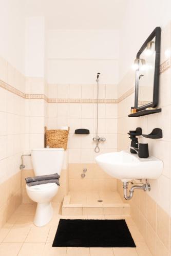 a bathroom with a toilet and a sink at Marina Bay Hotel in Ratzaklíon