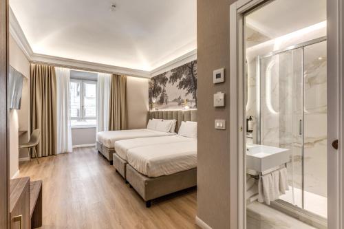 En eller flere senge i et værelse på Lumi Hotel