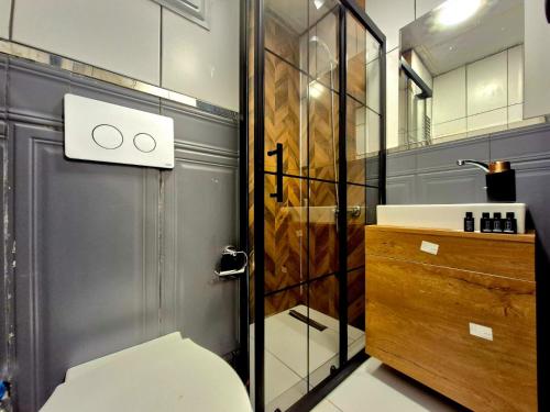 un baño con inodoro y lavabo en The Nar Suit Apart, en Antalya