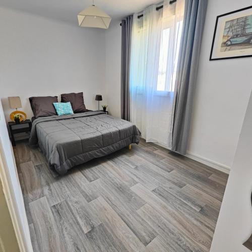 Grand F3 lumineux 55 m proche centre, plages, balcon, clim