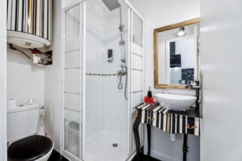 a bathroom with a sink and a mirror at A 2 pas de la Mer - Climatisation - Wifi - Cuisine - Tramway in Nice