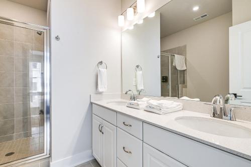 Koupelna v ubytování Walk to Music Factory Townhome with Rooftop Deck!