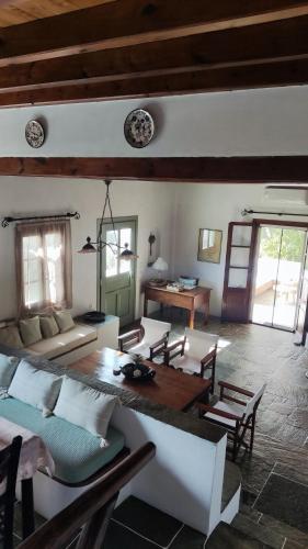 Ruang duduk di Thimari villas