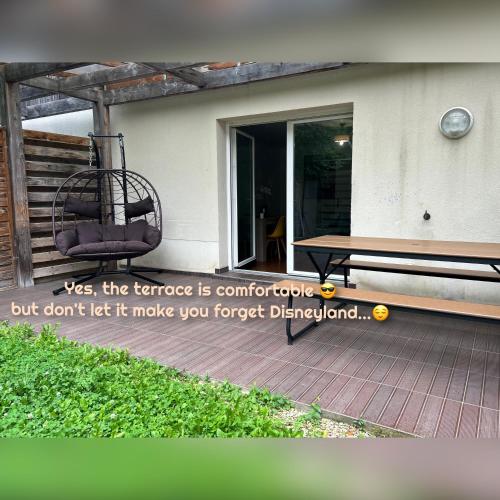un banc assis sur un porche avec une citation dans l'établissement LE DUPLEX CHESSY - 15min From Disneyland - 2 Private Parkings - Garden - KingSize & QueenSize Bed - SuperMarket behind the house, à Chessy