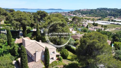 d'une vue aérienne sur une maison avec une montagne à rouleaux dans l'établissement La Ratopenado - Villa Provençale - Piscine, à Carqueiranne