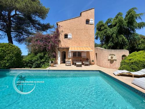 une villa avec piscine devant une maison dans l'établissement La Ratopenado - Villa Provençale - Piscine, à Carqueiranne
