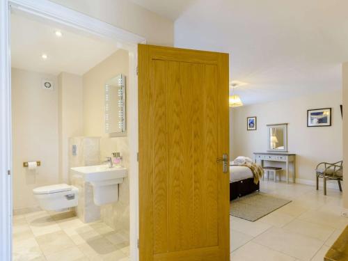 a bathroom with a toilet and a sink at 5 Bed in Thirsk 40349 in Carthorpe