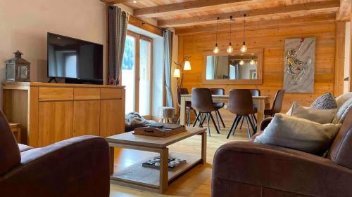 un salon avec un canapé et une table dans l'établissement One Le Savoy French Alps - vacation apartment, à Chamonix-Mont-Blanc