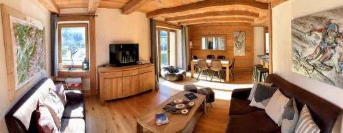 un salon avec un canapé et une télévision dans l'établissement One Le Savoy French Alps - vacation apartment, à Chamonix-Mont-Blanc