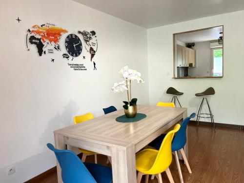 Kuchyň nebo kuchyňský kout v ubytování LE DUPLEX CHESSY - 15min From Disneyland - 2 Private Parkings - Garden - KingSize & QueenSize Bed - SuperMarket behind the house