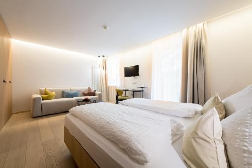 Ein Bett oder Betten in einem Zimmer der Unterkunft Kronplatz-Resort Hotel Kristall