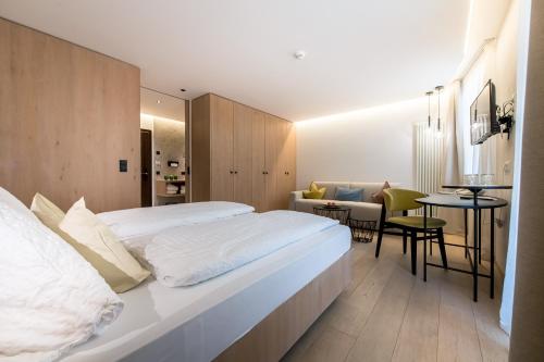 Ein Bett oder Betten in einem Zimmer der Unterkunft Kronplatz-Resort Hotel Kristall